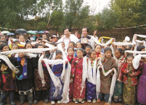 吴东魁与青海省黄南州同仁县的藏族小学生在一