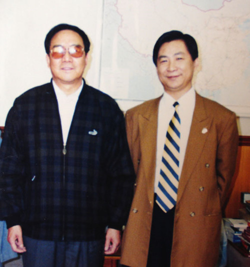 原信息产业部部长吴基传同志和东魁在一起