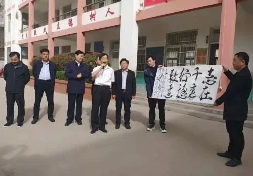 <b>吴东魁先生心系家乡教育 向侯集小学捐赠书法作</b>